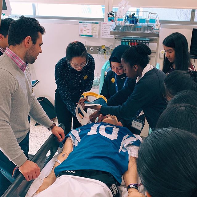 swsydUNSW's tweet photo. Students part of the aspireunsw program learning how to put on a cervical collar and do a log roll with SimMan 3G #liverpool #nsw #unsw #aspireunsw #unswmedicine #aspire #liverpoolhospital #inghaminstitute #swsydunsw #swslhd geraldriordan https://t.co/pOkqZWql2H