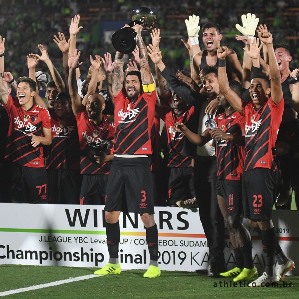 RaphaelMinikov1's tweet photo. TUDO NOSSO! 🇯🇵🏆🇧🇷
#AthleticoNoJapão #アトレチコインジャパン #VamosFuracão #Athletico #AthleticoParanaense #RubroNegro #SHOxCAP @AthleticoPR ⚽️🔴⚫️☠️🇯🇵✈️🇧🇷 https://t.co/HXNoWgiaSw