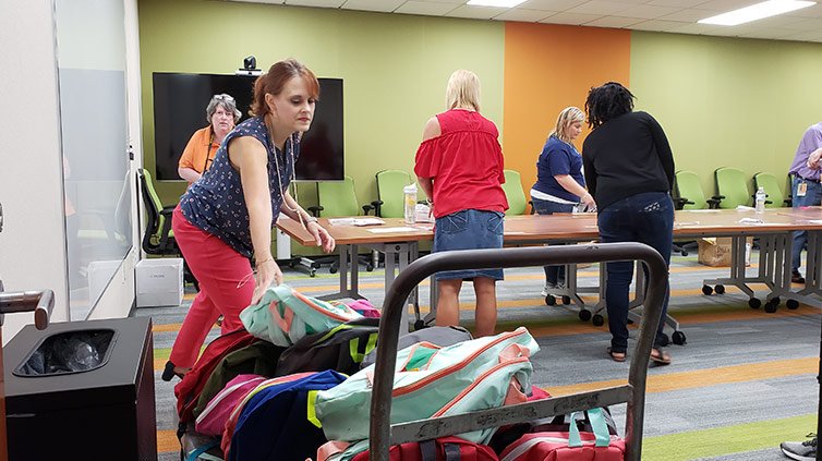 TSYS_TSS's tweet image. From water bottle drives and helping Alzheimer’s patients to charity fundraisers and inspiring our youth, TSYS team members step up when it comes to #communityservice.

Find out how we're giving back to our communities. bddy.me/2Ti4JOP #fundraising #financialworkshops