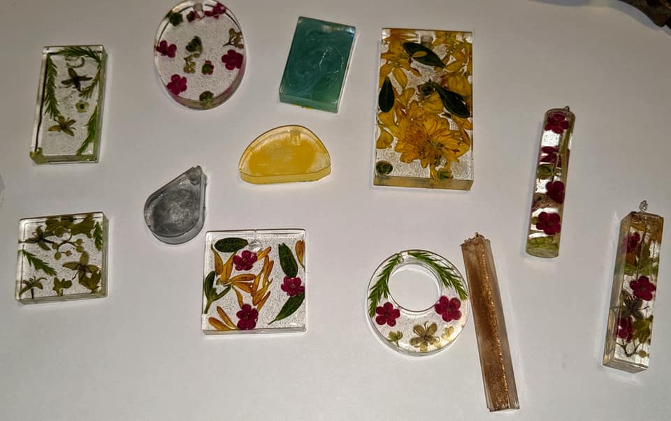 MissAprilRenee's tweet photo. My new batch of necklaces! #necklaces #nature #flowers #art #resinart #resin https://t.co/uHmMPbQqpl