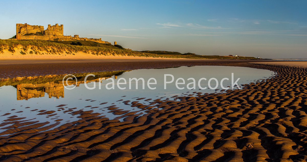GraemePeacock1's tweet photo. Standing room only on #Bamburgh beach in mid-summer. Have your elbows ready &amp; sharpened:) @VisitNland @visitneengland @Bamburgh_Castle @Bamburghgolf @VisitBritainPR @CanonEMEApro @LEEFilters @OSleisure @Crewe_Courtyard @VisitEngland https://t.co/9PKdhof4qu