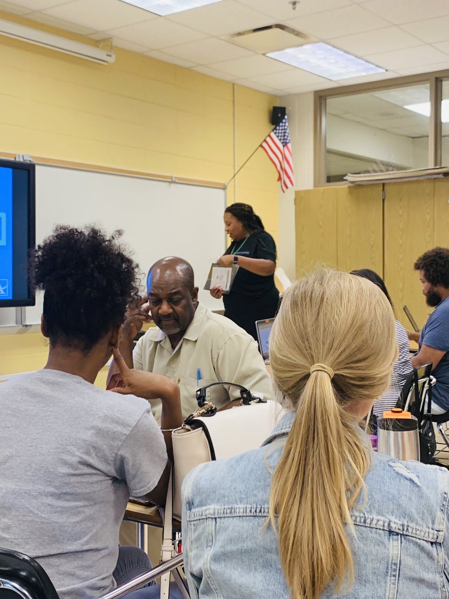 EducatethemBrit's tweet photo. @DrSpurley is expanding our knowledge with the components of the literacy workshop model. #engagingPD https://t.co/nK5sfqEpyi