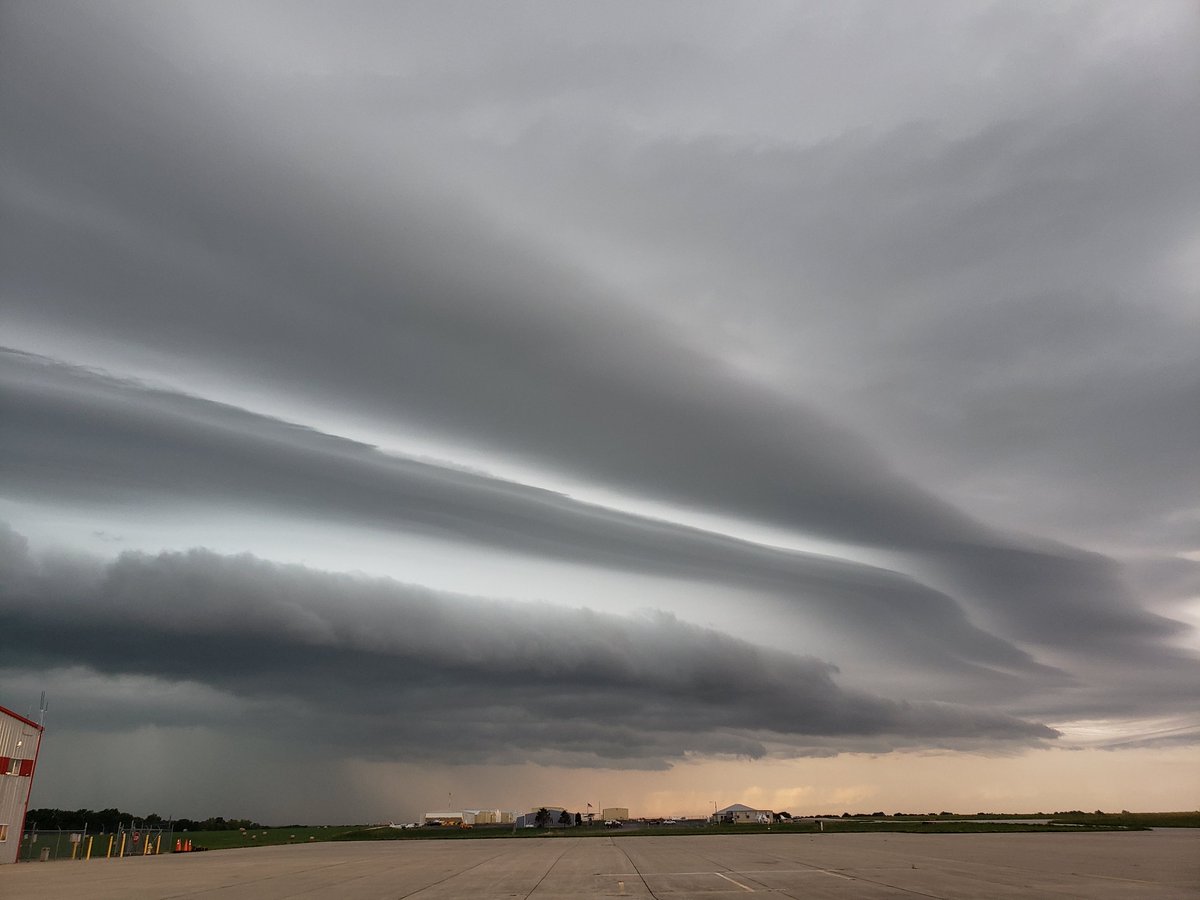 PanTheHamster's tweet photo. @KCTV5 ominous beauty! https://t.co/tZvyMnSPwZ