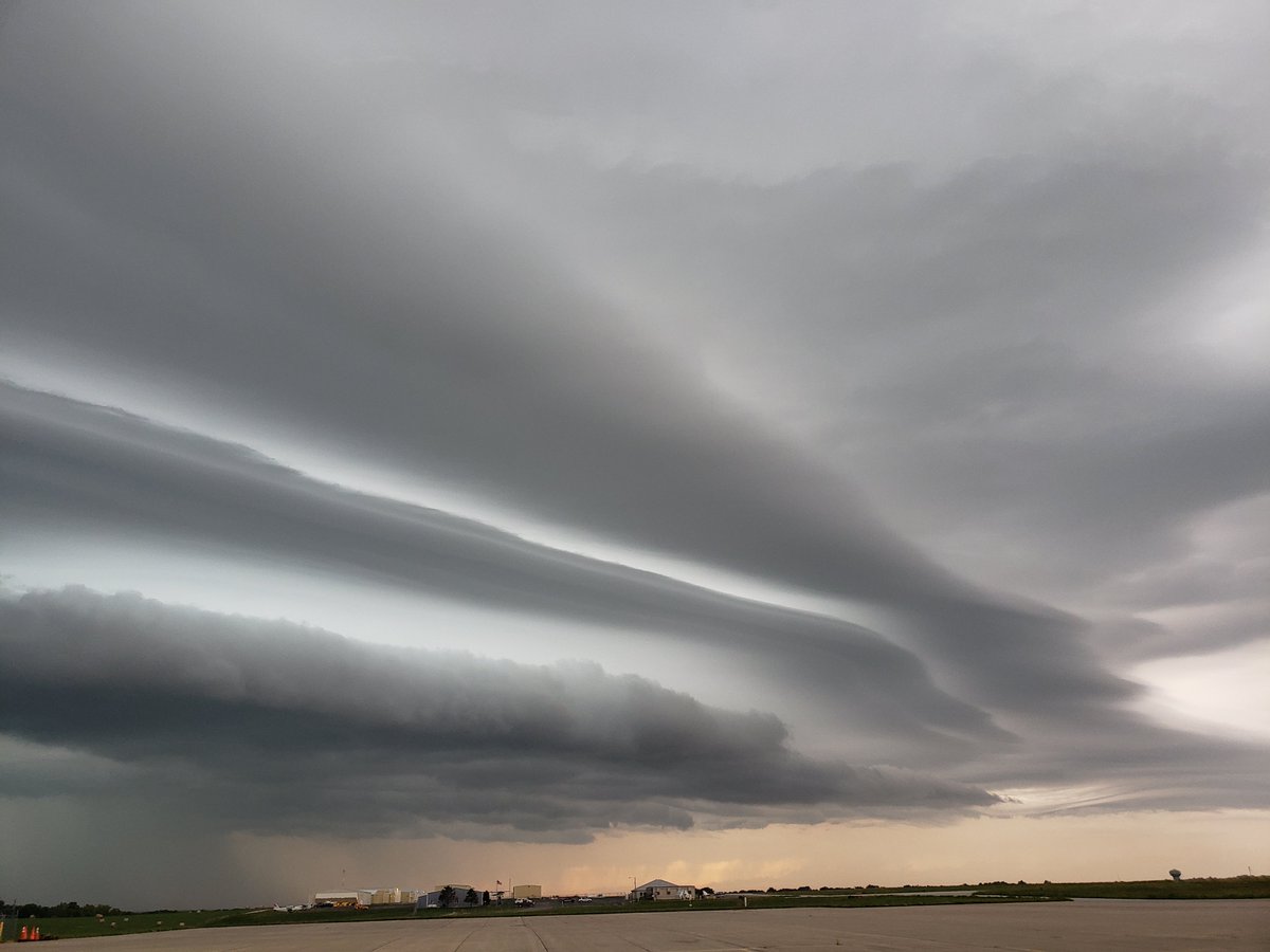 PanTheHamster's tweet photo. @KCTV5 ominous beauty! https://t.co/tZvyMnSPwZ