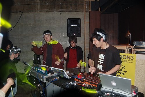 ksd6700's tweet photo. 知らない人コンニチハ。改めまして自己紹介:テクノ/ハウスな曲を作ってます。今のところの代表作こちらです。→ネオン管「節電」/西千葉Tシャツ/勃起と平和/ACID少年律動体操/機械学習 未約聖書/ #OmanticRecords #INAGE #datafruits #文化庁メディア芸術祭審査委員推薦
https://t.co/nOqOGiX9pK https://t.co/p43OiSic4x