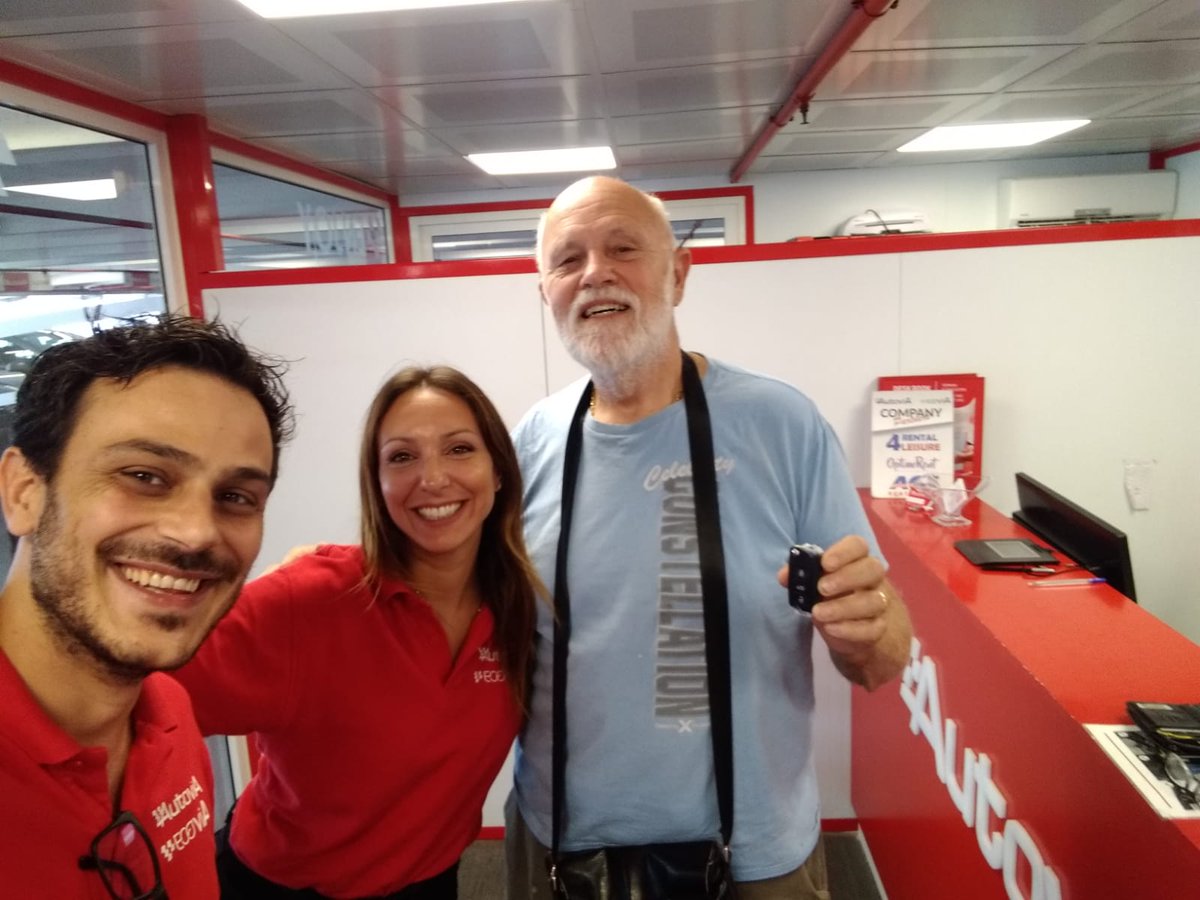 autoviacar's tweet photo. Eccolo felicissimo di aver ricevuto la sua TERZA chiave dopo aver smarrito le prime due 😅
Non sarà un campione di memoria ma in quanto a simpatia è imbattibile, siamo felici di sapere che sua moglie lo perdonerà dopo questa disavventura!

#Autovia #Fiumicino #Rome #carrental https://t.co/MESNRQIVAK