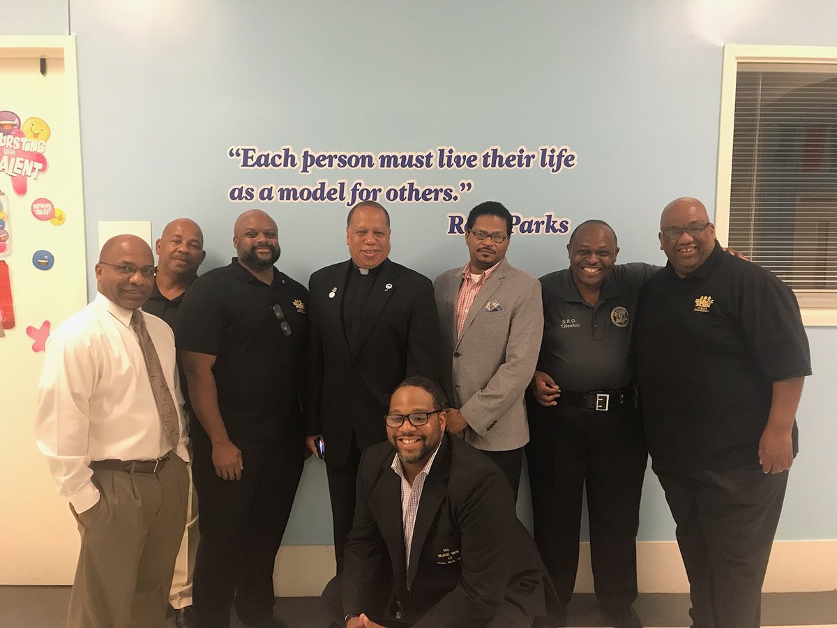 100BlackMenNOLA's tweet photo. #100blackmennola had the pleasure of welcoming students back to school at @42nola this morning. #whattheyseeiswhattheyllbe #firstdayofschool #realmengivingrealtime https://t.co/CUZpNWROQd