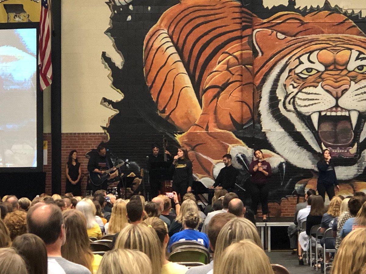 The sound of one voice! 2019 Convocation. Amazing! ⁦<a href="/LSR7/">Lee's Summit R-7 Schools</a>⁩