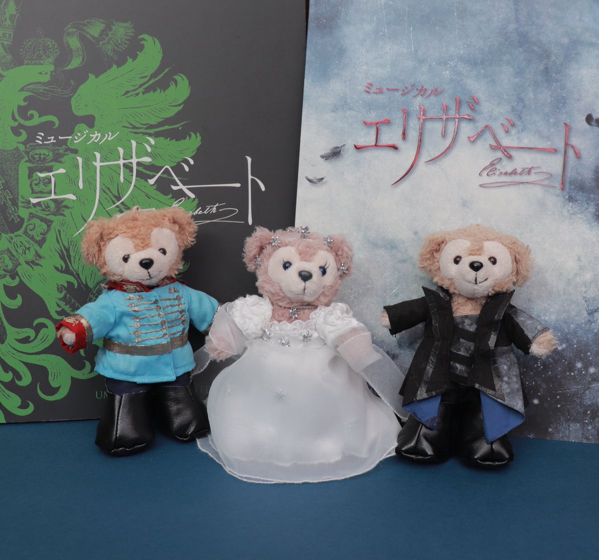 moeka_wat's tweet photo. ミュージカル『エリザベート』
トート閣下(古川さんver.)
完成〜〜〜〜✨✨

あまりトート閣下っぽくできなかった、残念。
やはり髪の毛とメイクは重要な閣下要素なんですね笑
とりあえず最後の観劇前に全部できてよかったです☺️
#エリザベート 
#エリザベート2019
#古川雄大 #トート https://t.co/OW5gtXKuOK