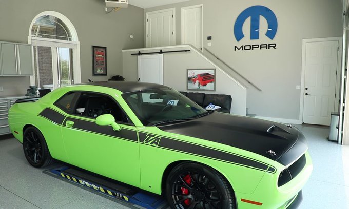 StellantisNAEsp's tweet photo. Uno de los eventos más esperados en cada edición de las #Roadkillnights Powered by @Dodge es el Show 'n' Shine. Este fin de semana podremos admirar este singular #Challenger en color #SublimeGreen. Conoce más detalles sobre este vehículo en nuestro blog https://t.co/SG37iTmA9H https://t.co/vDyg7K7W9p