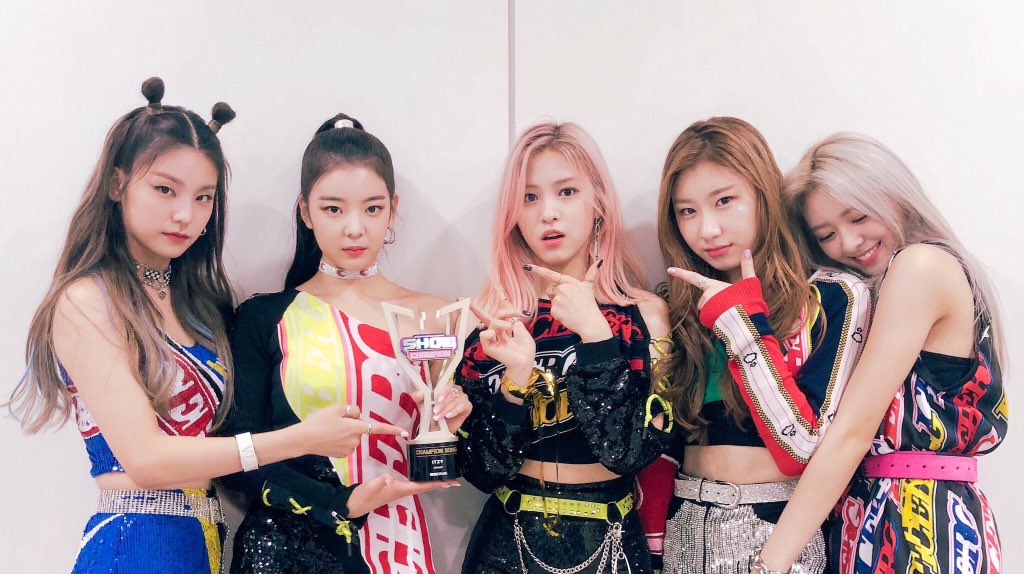 Итзи кейк хореография. Итзи корейская группа. Itzy участницы 2020. Группа itzy 2021. Итзи 2021 группа.