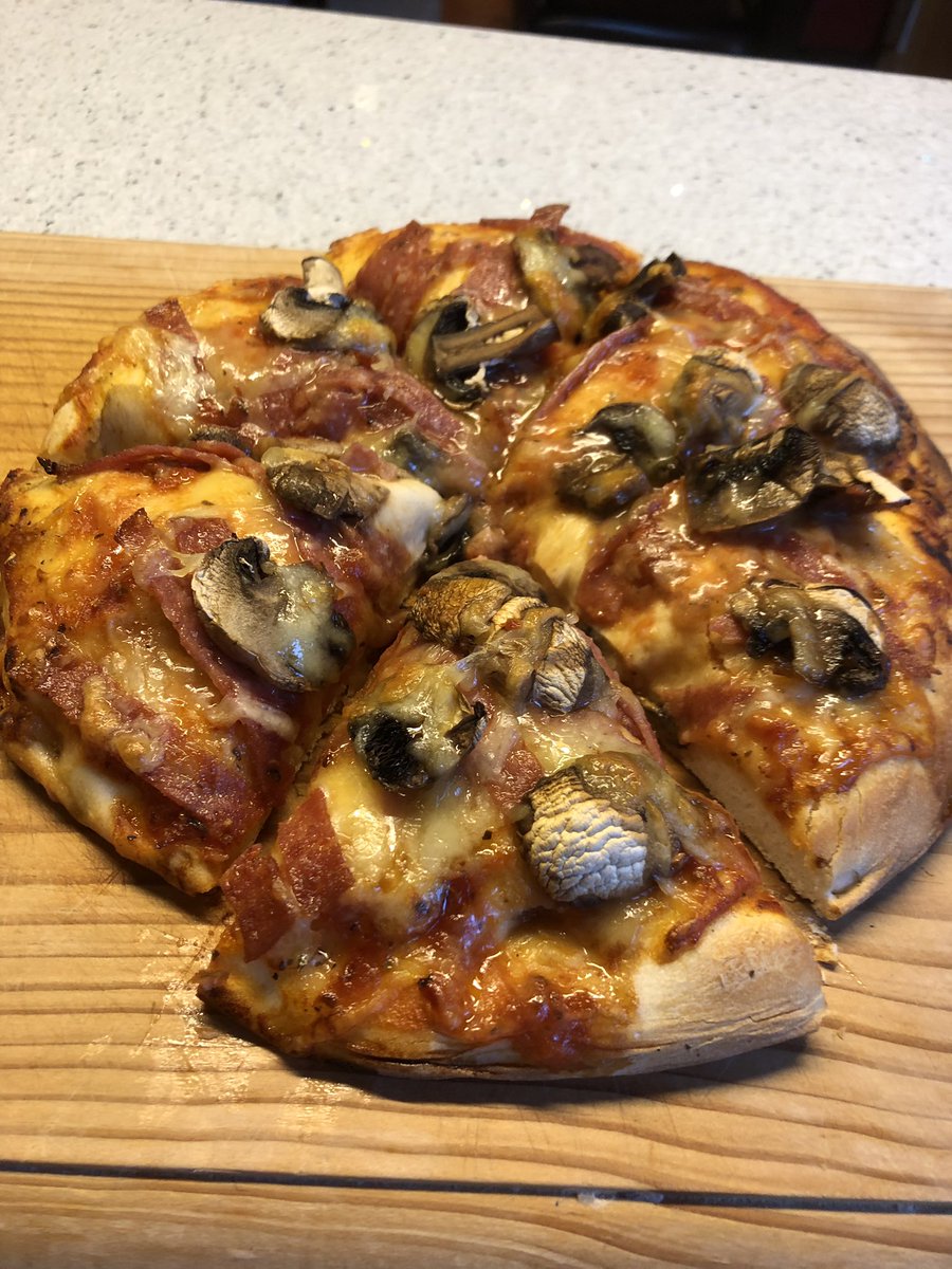 WMAenjoylife's tweet photo. Pizzas DIY 🍕
#homemadepizza #homemadefood
#hampizza #salamipizza #pizza https://t.co/RLdBkoMk81