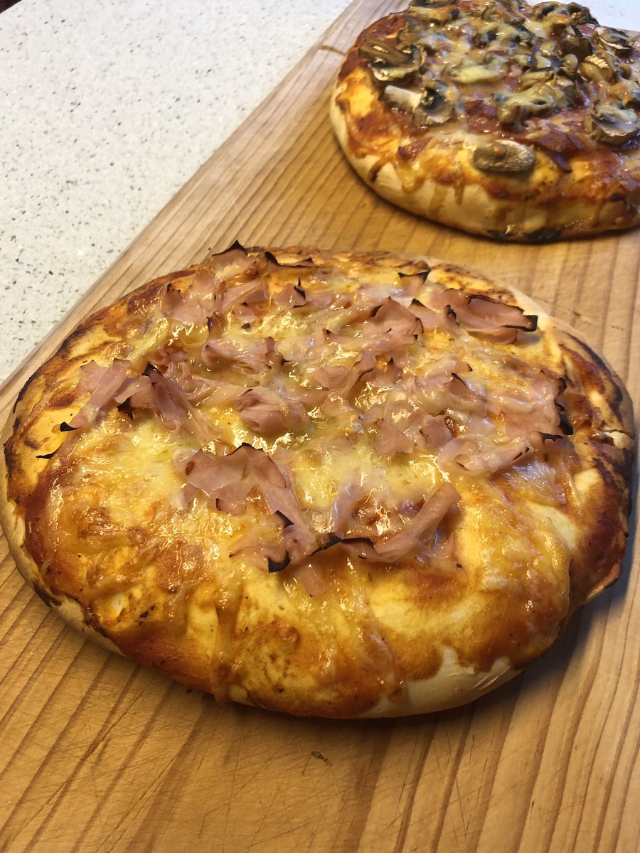 WMAenjoylife's tweet photo. Pizzas DIY 🍕
#homemadepizza #homemadefood
#hampizza #salamipizza #pizza https://t.co/RLdBkoMk81