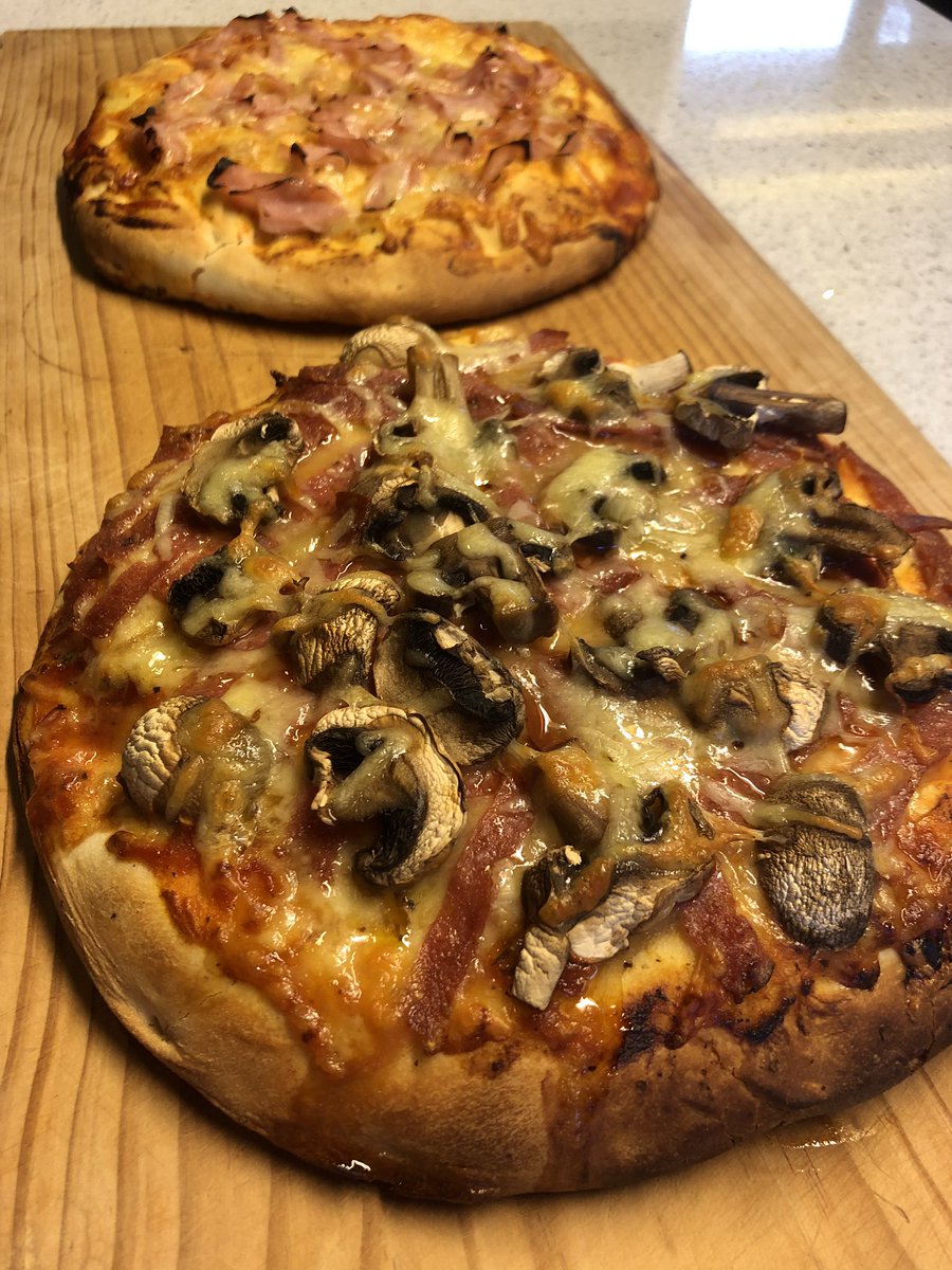 WMAenjoylife's tweet photo. Pizzas DIY 🍕
#homemadepizza #homemadefood
#hampizza #salamipizza #pizza https://t.co/RLdBkoMk81