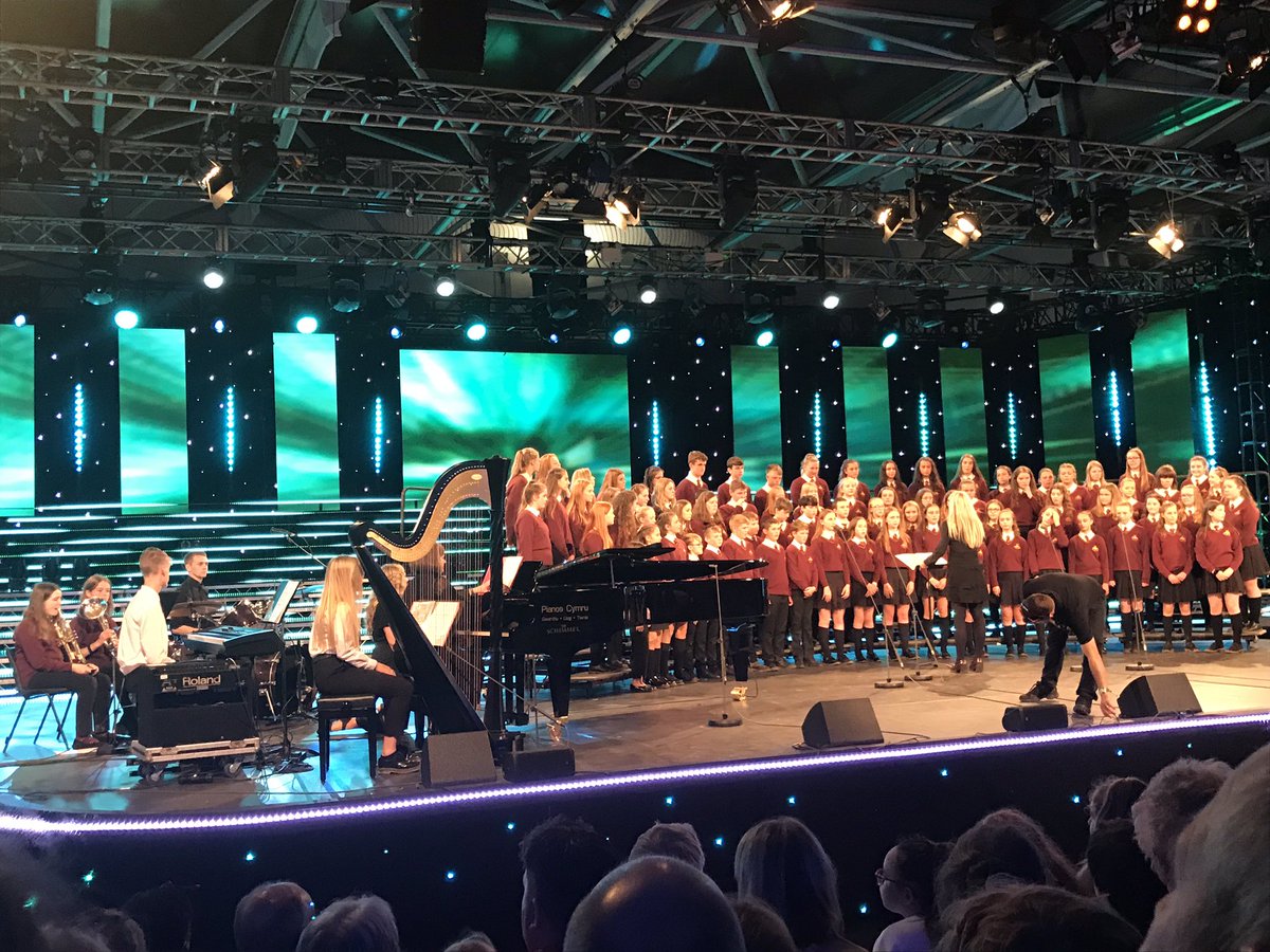 Perfformiad gwych  gan côr @ysgdyffrynconwy  yn y pafiliwn <a href="/Eisteddfod_eng/">eisteddfod_eng</a> da iawn chi 👏👏