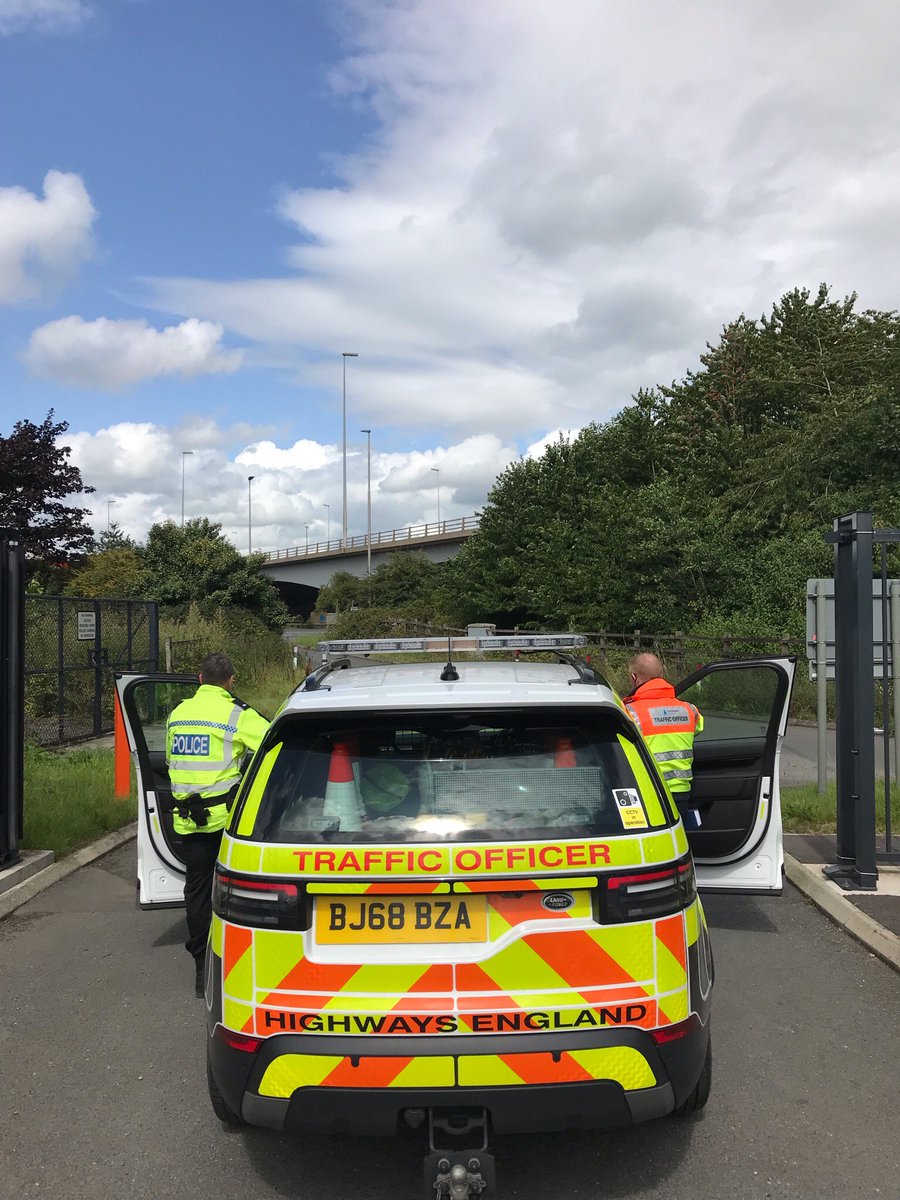 LancsRoadPolice's tweet photo. From today, Lancashire police officers being trained to work on the motorway network will be spending time with @HighwaysNWEST traffic officers out on patrol for better understanding of each other’s role. #teamwork #lookoutforus #jesip https://t.co/fC87YhtNbx