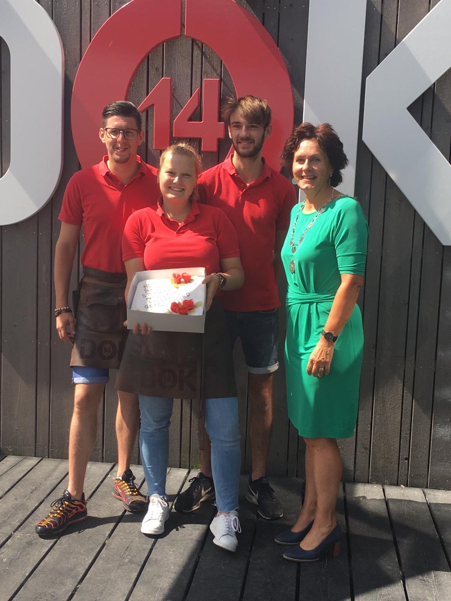 De redders van de vrouw die vorige week bijna was verdronken vandaag een dikke chapeau gegeven namens <a href="/gemsluis/">Gemeente Sluis</a> Zij zijn een voorbeeld van alerte en waakzame jongeren die er staan als het nodig is. Als klein gebaar een taart overhandigd, ook voor hun collega’s van <a href="/Dok14Cadzand/">StrandpaviljoenDOK14</a>