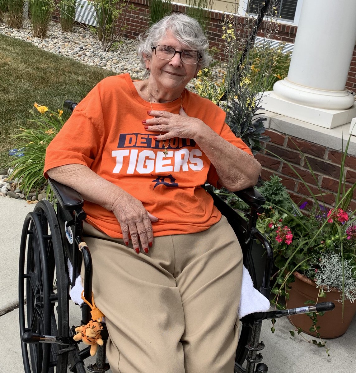 OrchardGroveHC's tweet photo. Soaking in the rays and enjoying the beautiful flowers! @TrilogyLiving #SimpleSummerPleasures #CampusinColor2019 https://t.co/m5oIxtwpqU