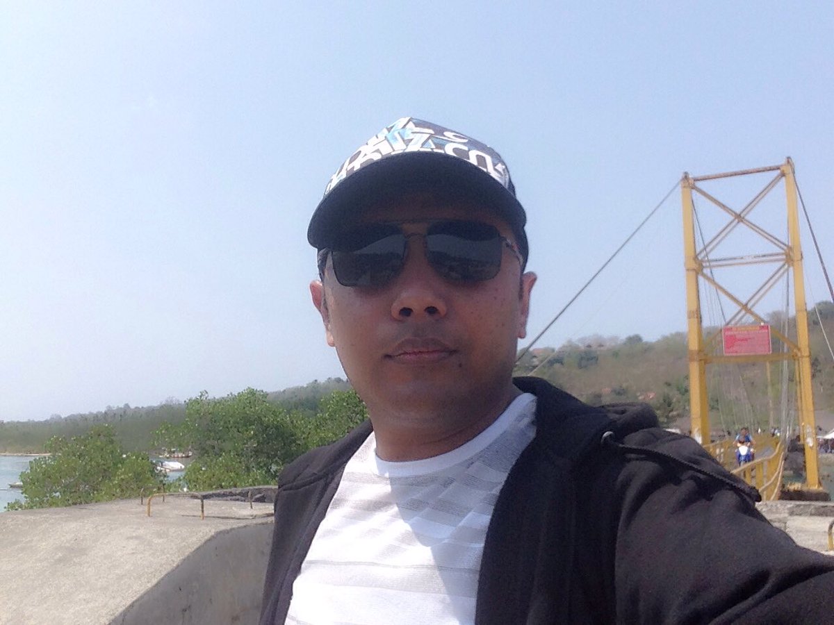 yande_balii's tweet photo. Kalau kamu pergi ke nusa lembongan belum komplit kalau belum selfi di jembatan kuning ini

#nusalembongan 
#selfi 
#jembatankuning https://t.co/8FgbpSl7Fc