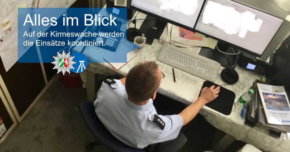 polizei_nrw_bo's tweet photo. Auf der Kirmeswache laufen die Fäden zusammen. Die Kollegen haben hier alle laufenden Einsätze im Blick und koordinieren das Vorgehen - wie auf einer ganz normalen Wache, allerdings räumlich etwas beengt :)
#Crange2019 #SocialMediaStreife https://t.co/R9koyYReRZ