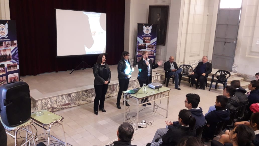 Se realizaron charlas informativas en el Colegio Gral. San Martín por parte de personal idóneo en diversas áreas, tratándose temas como: “La Prevención de Adicciones”; “Seguridad Ciudadana” y lo concerniente al “trabajo que realizan los Bomberos de nuestra Institución”.