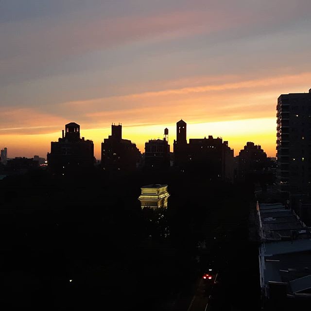 WashSqParkerz's tweet photo. https://t.co/Aft7sQ76cr - @ps41nyc #sunsettuesday #washingtonsquarepark #nyc https://t.co/GQrbD1Wcg0