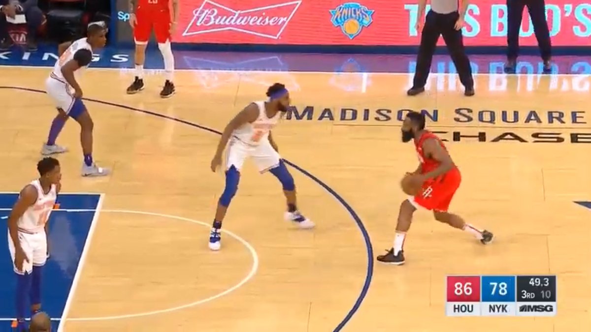 GCoronelM_'s tweet photo. Para muestra, un botón.
Bloqueo central de los Rockets para Harden ante los Knicks, que cambian y queda Mitchell con el 13.
Robinson niega el centro dando dos metros y Harden finta atacarle para salir con un stepback. Se genera el espacio y el tiro, que acaba taponado. https://t.co/3bXmMbe2kn