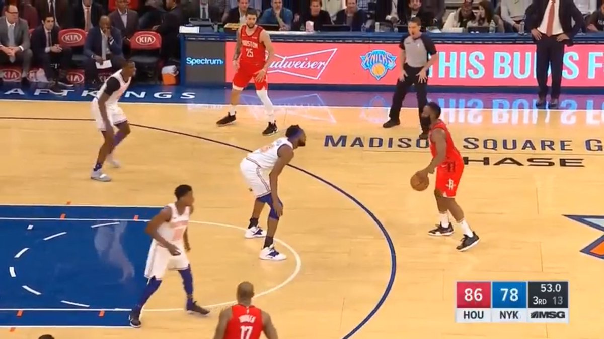 GCoronelM_'s tweet photo. Para muestra, un botón.
Bloqueo central de los Rockets para Harden ante los Knicks, que cambian y queda Mitchell con el 13.
Robinson niega el centro dando dos metros y Harden finta atacarle para salir con un stepback. Se genera el espacio y el tiro, que acaba taponado. https://t.co/3bXmMbe2kn