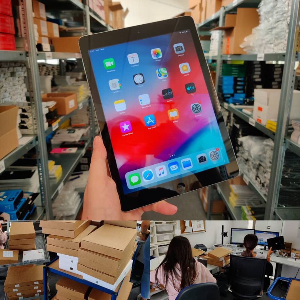 Handingo_de's tweet photo. Die fleißigen Kolleginnen der Endkontrolle bereiten gerade einen Stapel neuer Apple iPad Air ab 119.90€ vor. Ab heute Abend könnt ihr dann zuschlagen (solang der Vorrat reicht).
https://t.co/BZCg1y8KAk
#Apple #iPadAir #BWare #handingo https://t.co/0RWP6i4alN