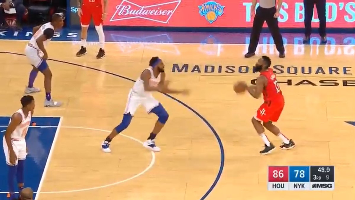 GCoronelM_'s tweet photo. Para muestra, un botón.
Bloqueo central de los Rockets para Harden ante los Knicks, que cambian y queda Mitchell con el 13.
Robinson niega el centro dando dos metros y Harden finta atacarle para salir con un stepback. Se genera el espacio y el tiro, que acaba taponado. https://t.co/3bXmMbe2kn