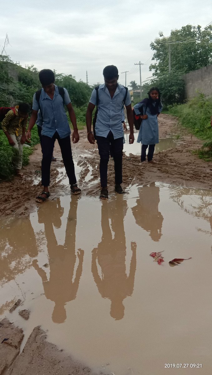 ThalluriVarun's tweet photo. దయచేసి ఆ స్కూల్ పిల్లల  గోడును  పట్టించుకోండి  సర్🙏..రోడ్డులేక  ఆ పిల్లలు పడుతున్న అవస్థలు చూడలేకపోతున్నాం సర్.....దయచేసి స్పందించండి  సర్
@KTRTRS 
@KTRoffice https://t.co/4tm6ltM6MS