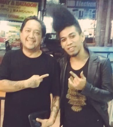 Quest_Rock_Band's tweet photo. 🙏🏼 Thanks for inviting us to celebrate Gogo Marlboro opening and Congrats from your braders Quest! 🤘🏻 #Quest #questband #officialquestband #savagesounds #questofficial #rocknroll #rock #music #questlive #bali #opening #party #gogo #fun #marlboro #friedchicken #new #congrats https://t.co/0R9cNEDzVq