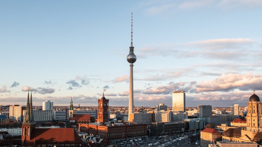derspiegel's tweet photo. Spekulation am Immobilienmarkt: Ökonomen stufen Blasenrisiko auf 92 Prozent ein https://t.co/yhv3G9mKpG https://t.co/tUE3cGKY0q