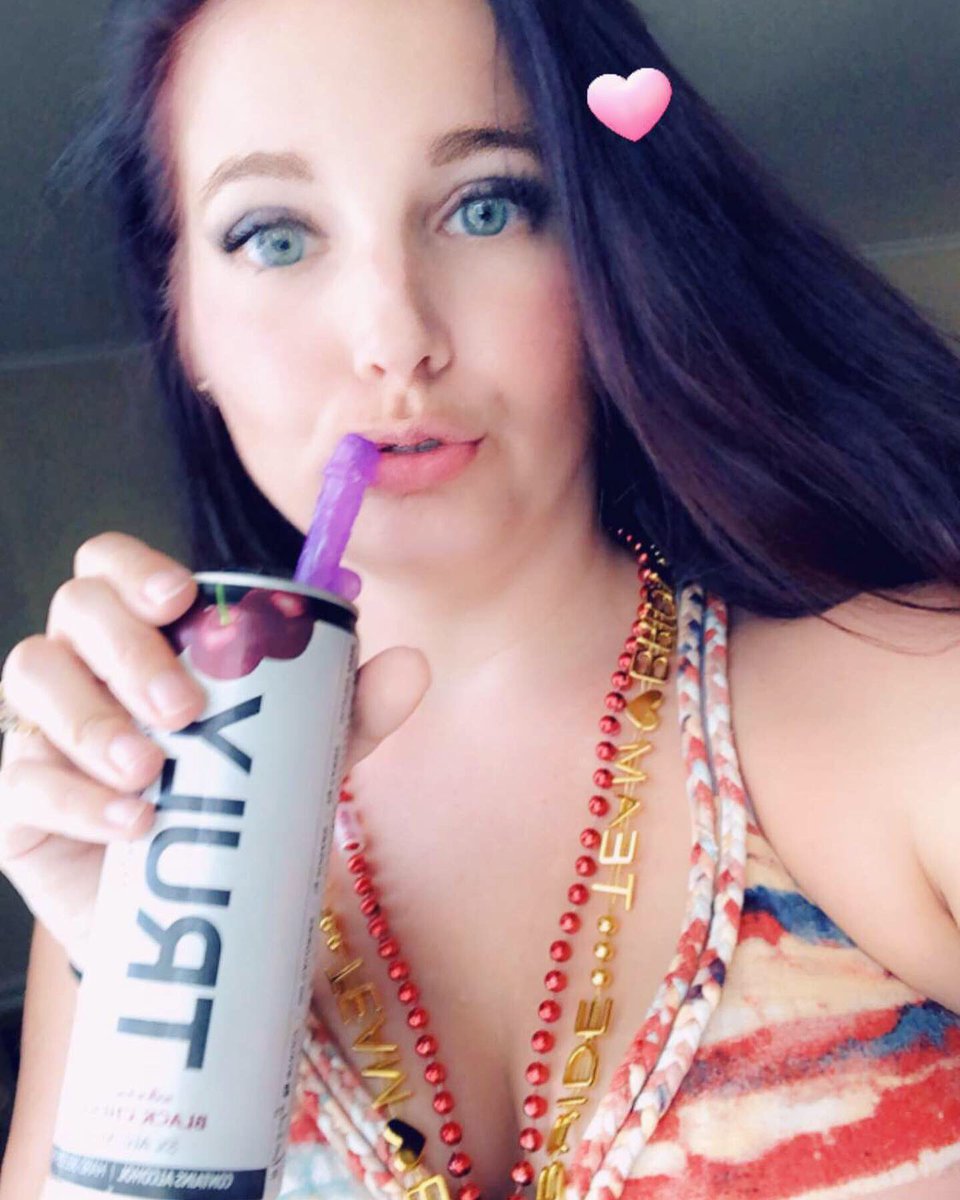 Bobbilynhogy's tweet photo. #aintnorulyswhenyouredrinkingtrulys https://t.co/J9Qa6NOxBn