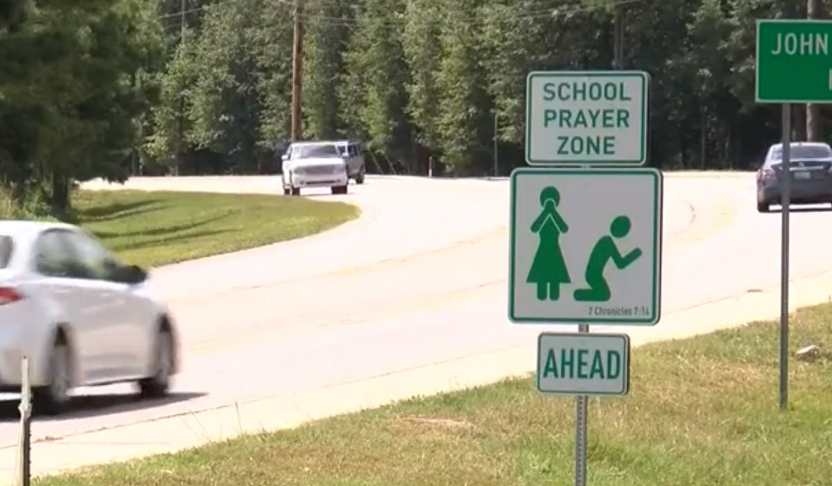 « School Prayer Zone » : De nouveaux panneaux apparaissent devant des écoles américaines EBXzPJoU4AA2QRX