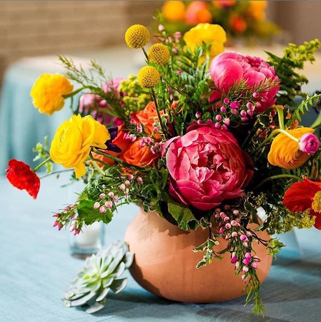 The first day of fall will be here before we know it, so today we are embracing summer by sharing this gorgeous colorful centerpiece! (📸 credit: @coryryanphotography) ift.tt/2OTvtH4