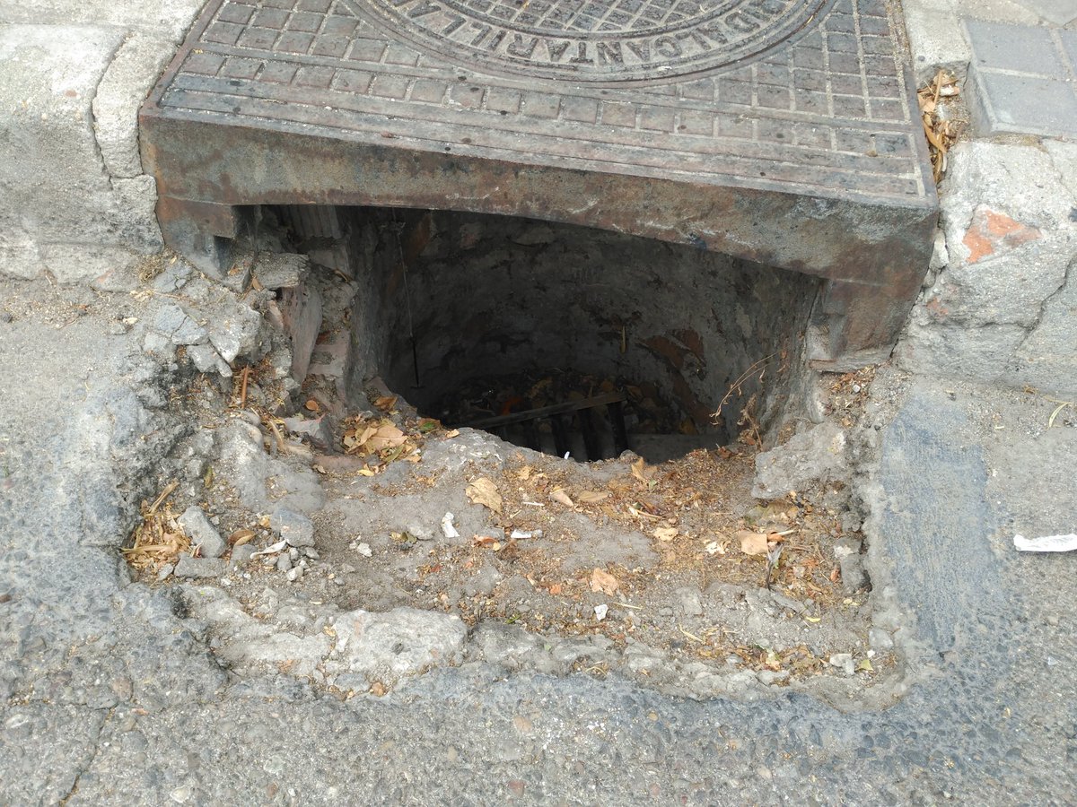 monigoteazul's tweet photo. @Lineamadrid entrada a la calle Maximino Blázquez. Esa alcantarilla está peligrosísima. Por ahí cabe el cuerpo de una persona. https://t.co/I7nISaNwKu