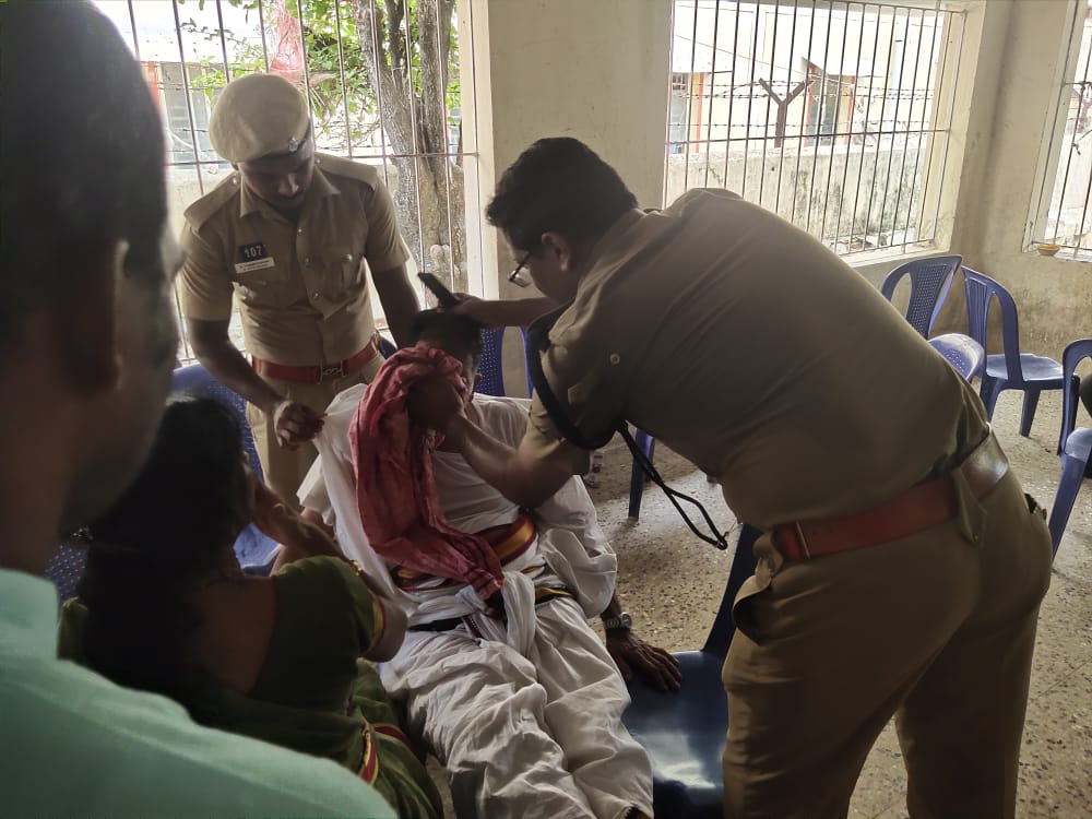 AthiVaradhar's tweet photo. @T_N_P_C_A @tnpdial100 helping devotee who fainted during dharshan.
#HERO #PoliceDepartment #helpinghand https://t.co/9gJlksmmHs