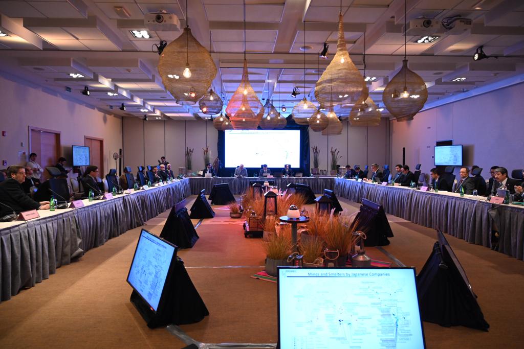 Hoy iniciamos el diálogo público-privado entre las economías <a href="/APECChile2019/">APECChile2019</a> ABAC, y otros representantes del sector privado.Hablaremos de equipos, tecnologías, y servicios mineros; seguridad y rastreo de relaves mineros, minerales y metales, en el marco de la #SemanaDeLaMineria