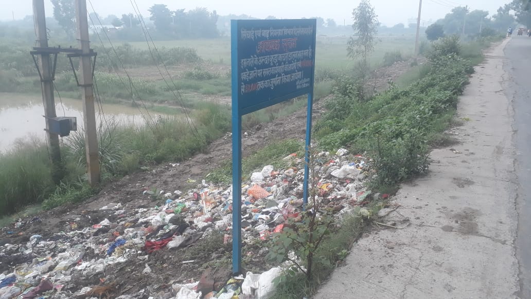 SantoshiTaurus's tweet photo. @suraiya95 @AvtarSi62019107 @LtGovDelhi @CPCB_OFFICIAL @NorthDmc @DcClz निगम के द्वारा परसराम एनक्लेव वार्ड 7 बुराड़ी से संपत्ति कर लेने के बाद भी कोई सहूलियत उपलब्ध नहीं कराई गई है! नालियां साफ नहीं! कूड़े के ढेर हैं! बरसात ने निगम की तैयारी जग जाहिर की की! https://t.co/WAdiPDs3to