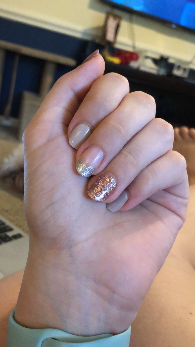 ShutterbugMad's tweet photo. So in love with my latest mani. Little bit of sparkles ✨ make everything better #colorstreet #mani https://t.co/VWcIW1ljJf