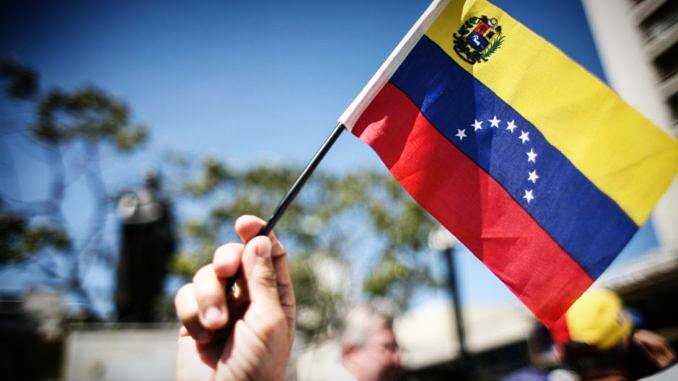 JorgePerezVEN's tweet photo. Nuestra Patria la Defenderemos siempre, como lo hizo el Libertador Simón Bolívar, como nos lo enseño el Comandante Supremo Hugo Chávez y con la Valentía que lo hace día a día nuestro Presidente @NicolasMaduro junto al Pueblo.✊🏻🇻🇪

#TrumpDesbloqueaVenezuela
#TrumpUnblockVenezuela https://t.co/CtZS7ESLP8