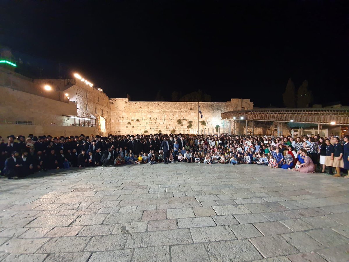 AuschwitzMuseum's tweet photo. To celebrate her 104th birthday, #Auschwitz survivor Shoshana Ovitz asked all her descendants come together to #Jerusalem for prayer at the Western Wall.

Moving image. https://t.co/hpUgreVOgq
