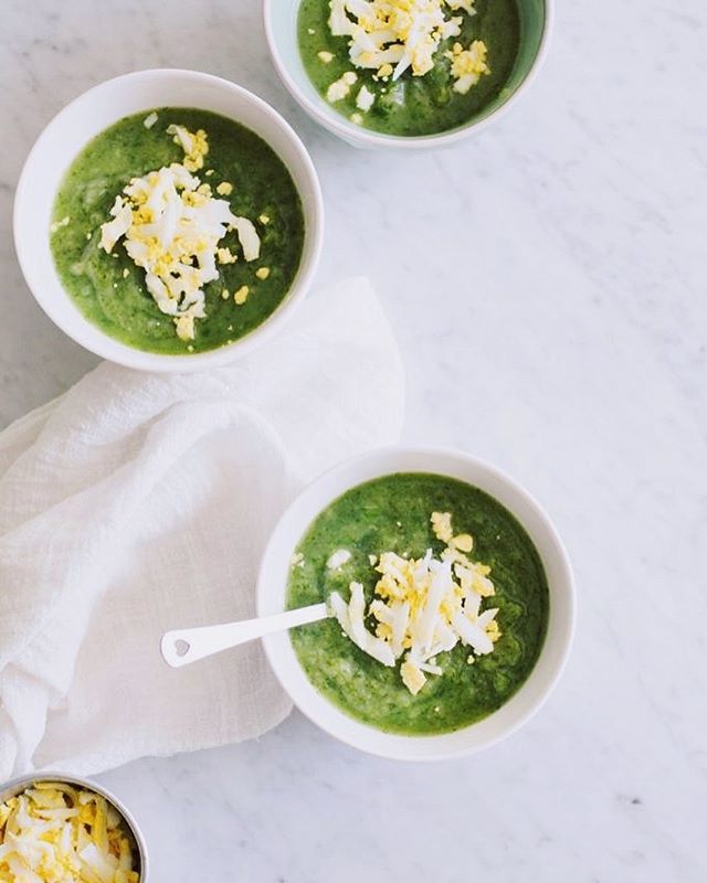 Les subí recién la receta de esta delicia en el @simplericosano pensada para niños de 10 meses en adelante, pero aquí en mi casa es un hit, la hacemos siempre! Crema de verduras con huevo rallado, si quieren un toque cremoso le pueden poner @quesoselrobl… ift.tt/2ZGkmC9