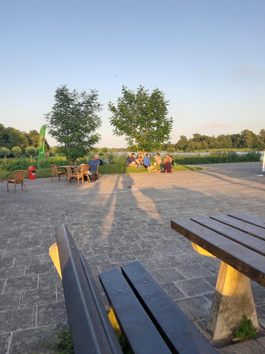 LeistraAlex's tweet photo. #groenester #genieten #chillen
#avondloop nog veel mensen in het gebied . Diverse linten geplaatst in het gebied , #voordeduidelijkheid dit is voor de veiligheid van de hardlopers . niet dat het straks bestempeld wordt als #NO_GOAREA https://t.co/qCYC654Rb4
