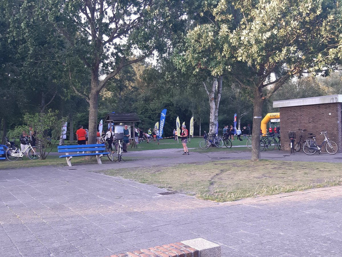 LeistraAlex's tweet photo. #groenester #genieten #chillen
#avondloop nog veel mensen in het gebied . Diverse linten geplaatst in het gebied , #voordeduidelijkheid dit is voor de veiligheid van de hardlopers . niet dat het straks bestempeld wordt als #NO_GOAREA https://t.co/qCYC654Rb4