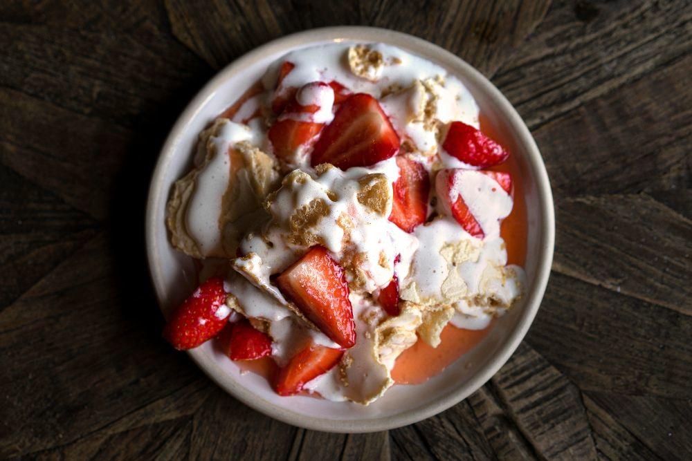 131TheProm's tweet image. Our vegan Eton mess, made with English strawberries, lighter-than-air meringue, and dairy-free sorbet 🙌

#theluckyonion #cheltenham #no131 #no131cheltenham #thecotswolds