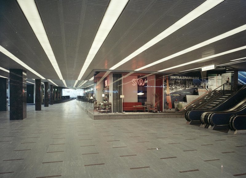 Das es gerade Thema in einem anderen Thread war: So stilvoll und aus einem Guss sah das Untergeschoß des Jonasreindls Anfang der 1960er aus.