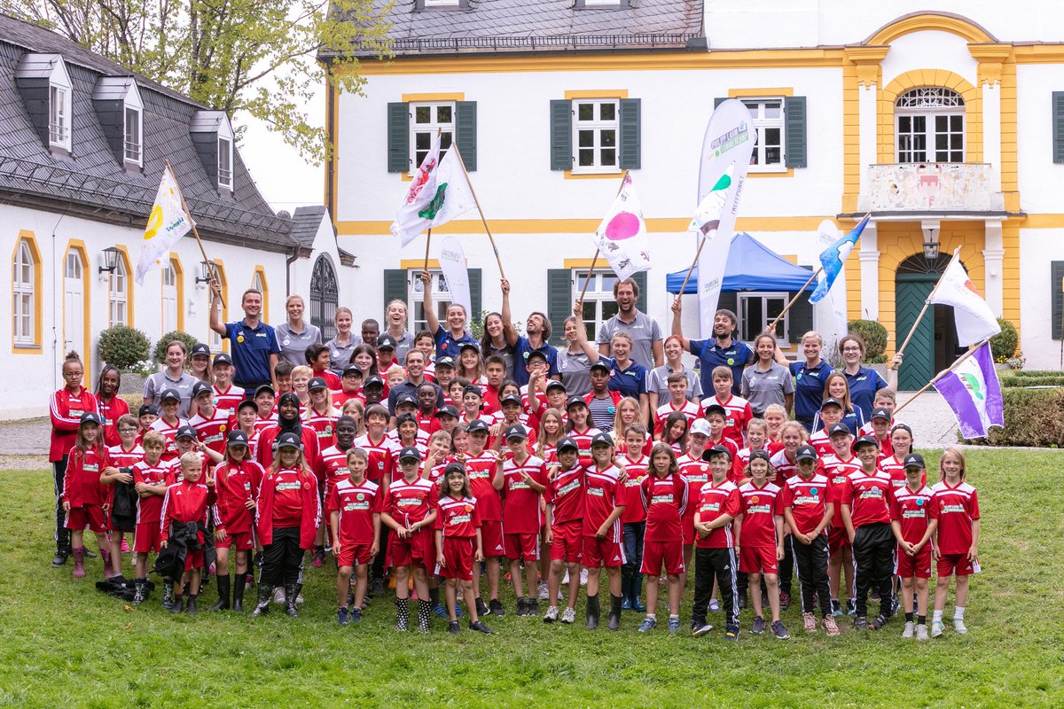 Philipp Lahm Uberraschungsbesuch Beim Sommercamp Meiner Stiftung Unser Ziel Ist Es Allen Teilnehmenden Kindern Die Themen Ernahrung Bewegung Und Personlichkeit Naher Zu Bringen Ich Bin Stolz Dass Unser Sommercamp Einen