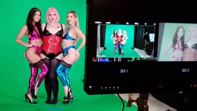 3 pic. Behind the scenes with @ZoeBloomxxx @dandysplayroom #scifidreamgirls 
#GreenScreen #techforgood